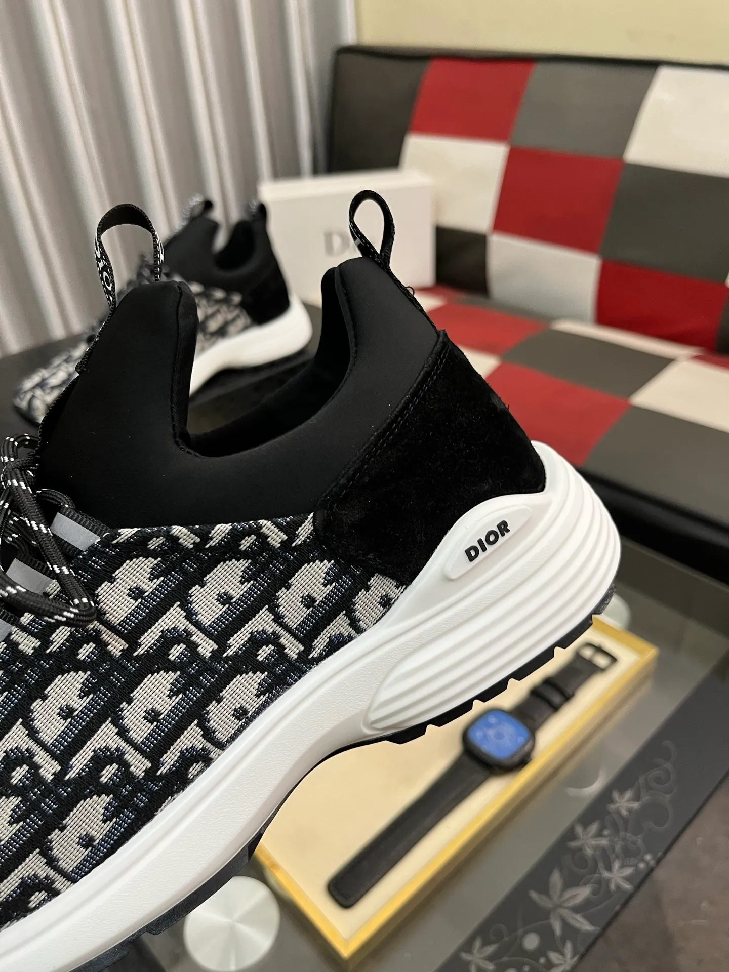 Men's Men's Shoes💰440⌚️⌚️ Dior's casual and sporty style combines the elements of dad's bag-soled shoes, successfully breaking through the dad shoe style that has been on the streets in recent years, and becoming a beautiful landscape in luxury goods. The fabric is high mercerized with breathable mesh, and the mesh on both sides of the shoe is made of three layers of composite technology. The bottom process uses package molding fabrics: imported high mercerized 🐂 cowhide stitching with original customized D-shaped mesh code number: 38-443️⃣Colors available